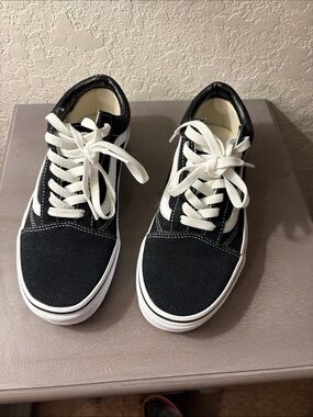 Vans Black and White Old Skool Low-Top Sneakers Wm 7.5 or Men’s 6